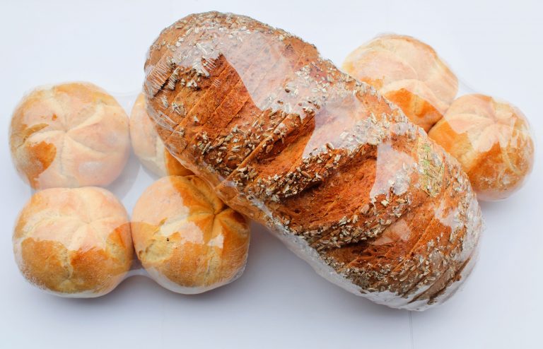 Pakowanie chleba pieczywa bułek w folię