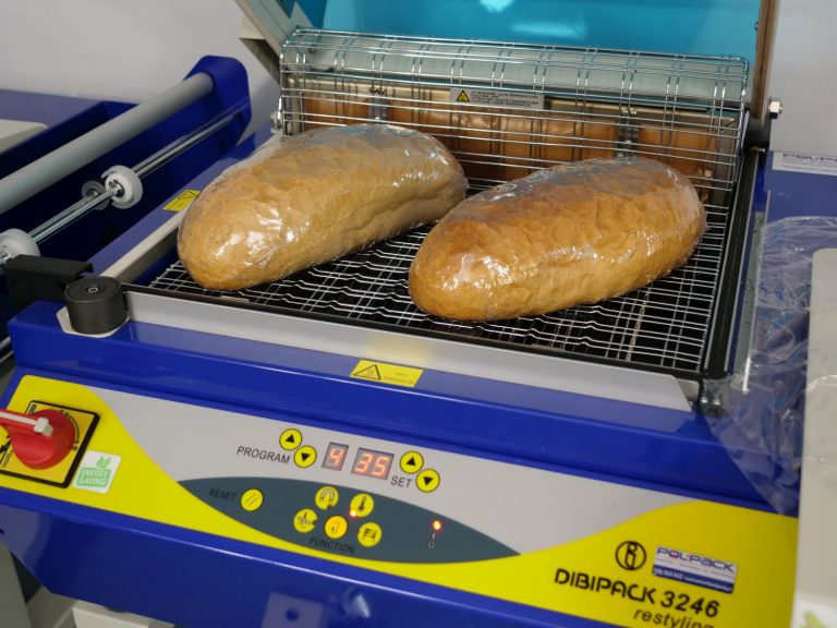 Pakowanie pieczywa na zgrzewarce kloszowej