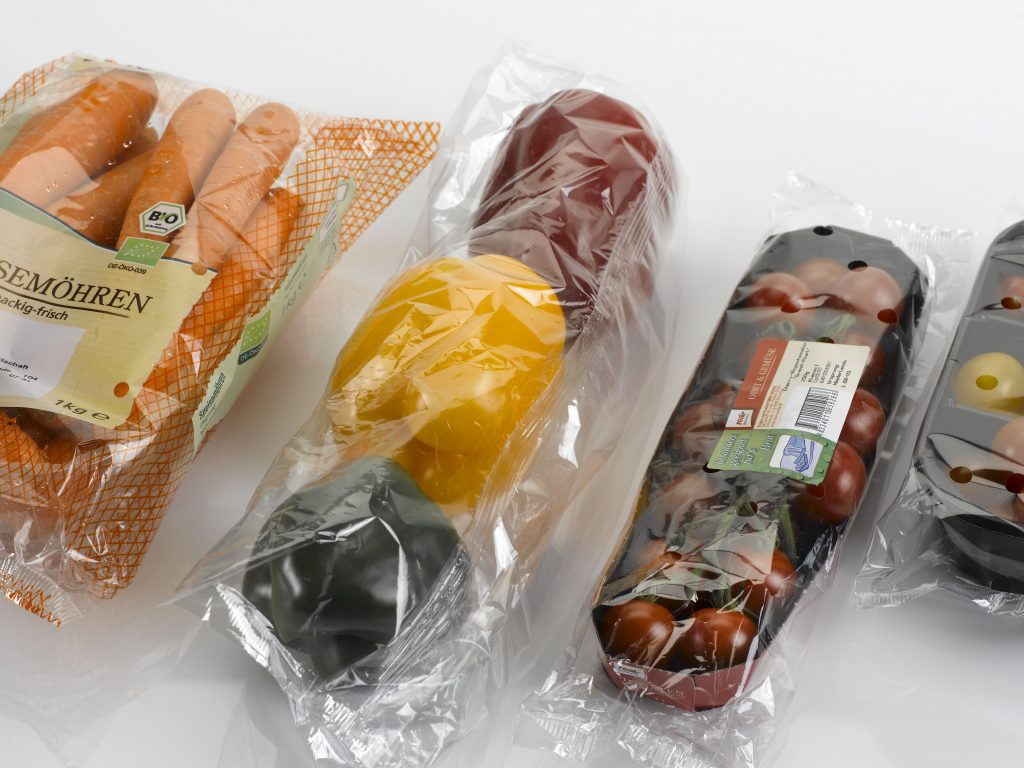Warzywa spakowane w torebki foliowe na maszynie flow-pack