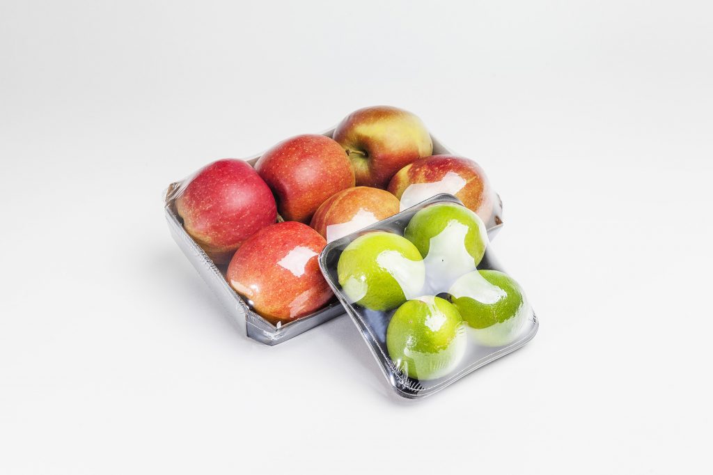 jabłka i owoce pakowane w folię