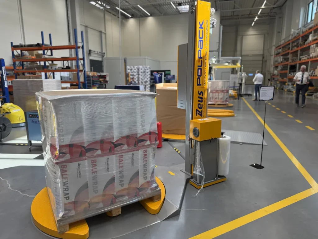 Owijarka i paleta zabezpieczona folią stretch