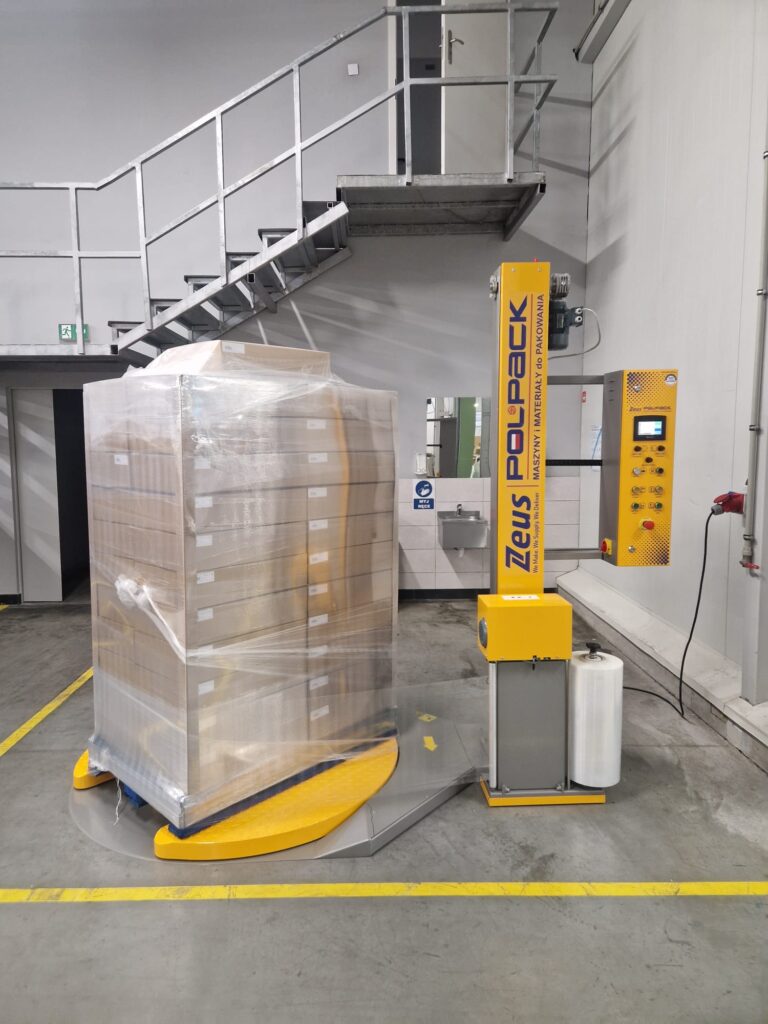Paleta z kartonami zabezpieczona folią stretch na talerzu owijarki POLPACK