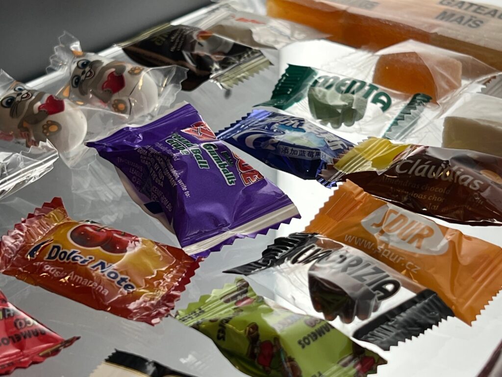 Pojedyncze słodycze w opakowaniach flow-pack z kolorowym nadrukiem