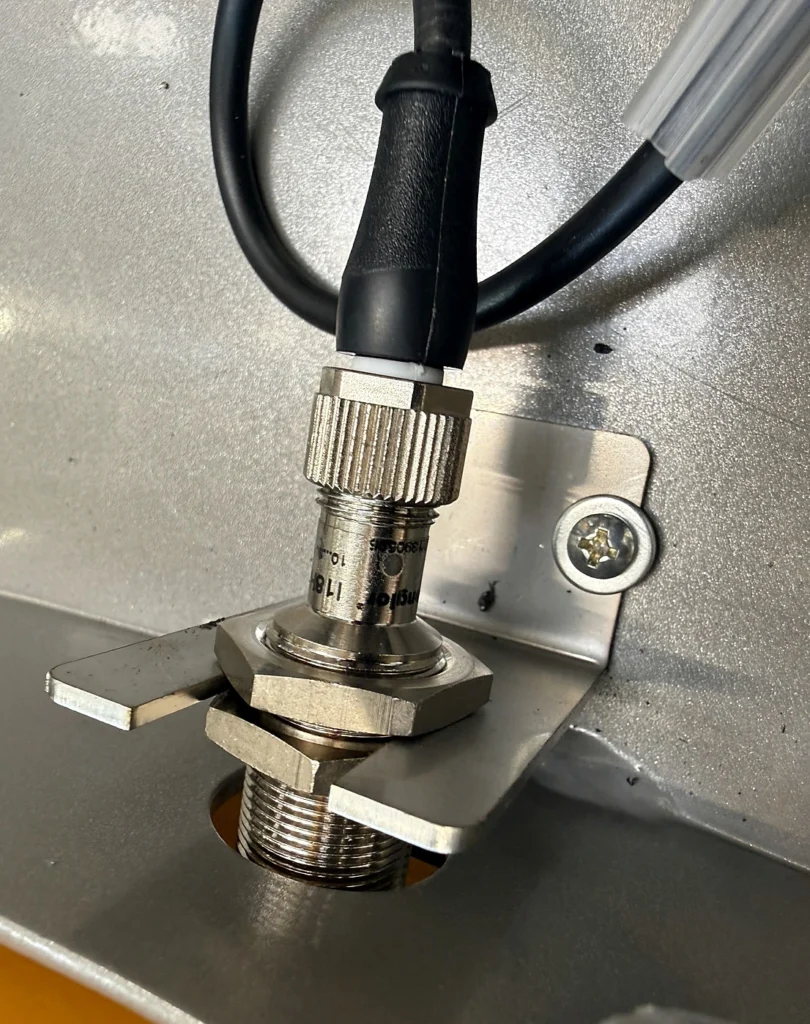 Inductive sensor in a POLPACK ZEUS Wrapper base for non-contact positioning