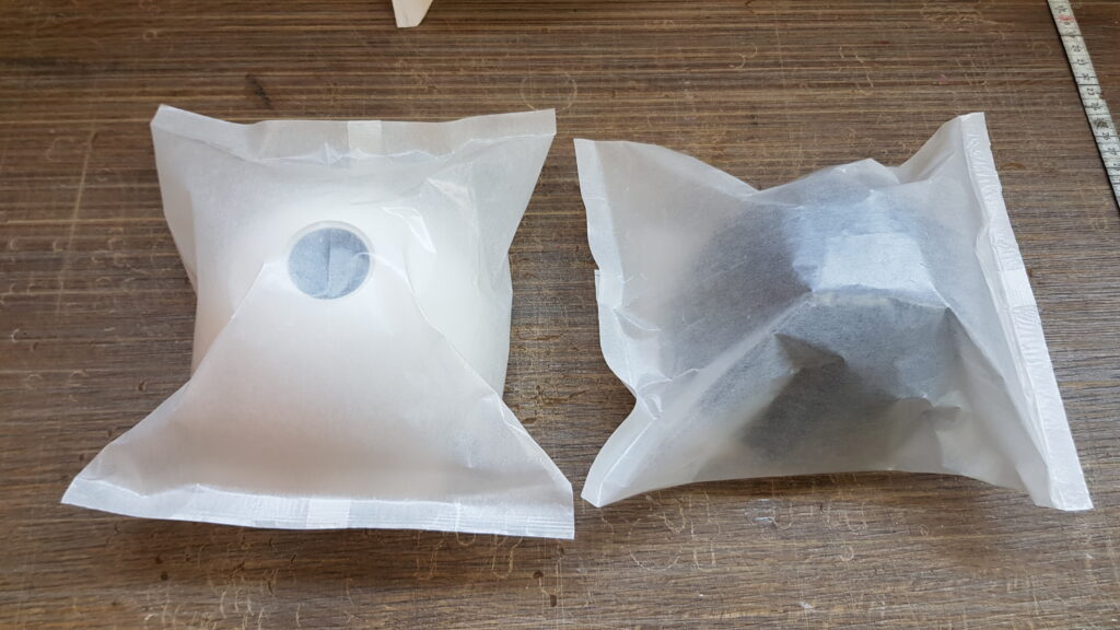Klosze lamp w białych opakowaniach papierowych
