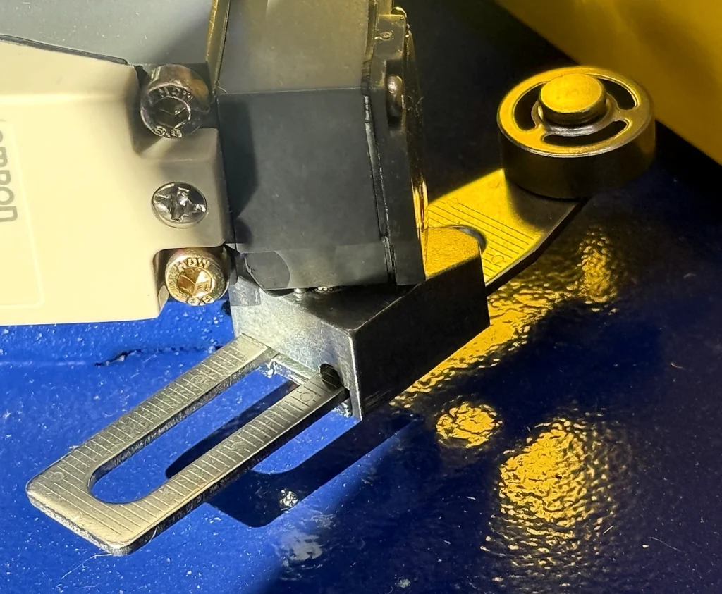 Mechanical limit switch with roller and lever in the other manufacturer's wrapper base