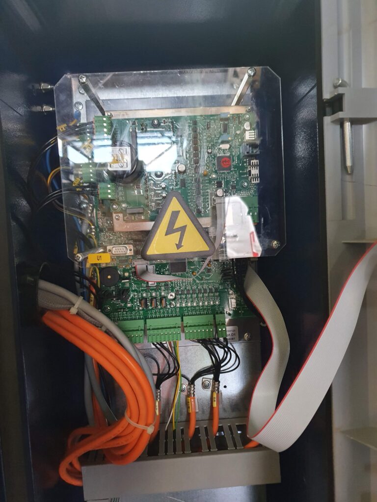 Oryginalne zdjęcie elektroniki konkurencyjnej owijarki: płyty, złącza i przewody taśmowe