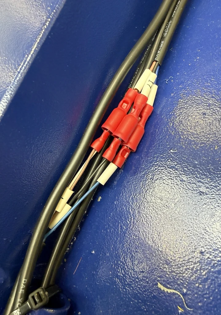 Electrical cables and connections in the other manufacturer's wrapper base, without metal protective tubes on the visible section