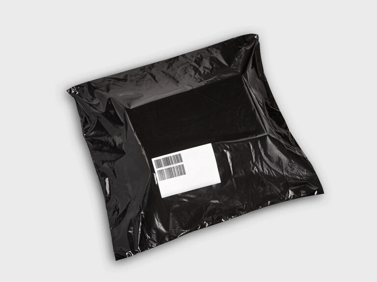 Finished e-commerce parcel in black film with a label — Hugo Beck FLEXO 700 e-com example