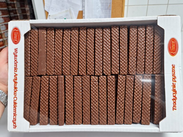 Wafle w kartonie opakowanym przezroczystą folią